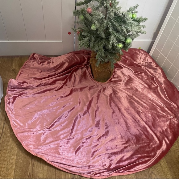 Pink Velvet Christmas Tree Skirt Holiday Decor
Aesthetic - Picture 2 of 11